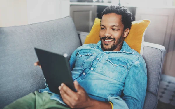 Homem Africano usando Tablet — Fotografia de Stock