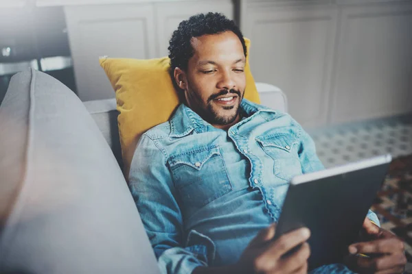 Afrikaner mit Tablet — Stockfoto