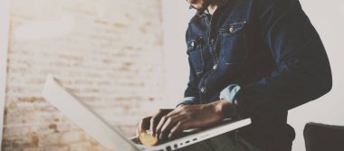 Laptop kullanan Afrikalı adam