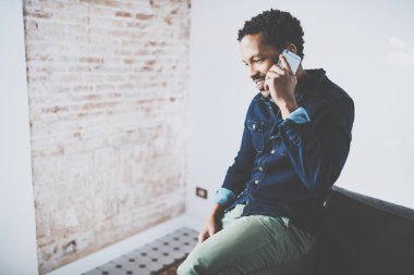 Akıllı Telefonla Konuşan Afrikalı Adam