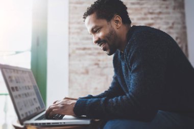 Bilgisayar kullanan Afrika adam