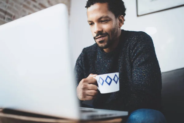 African man using computer — Stock Photo, Image