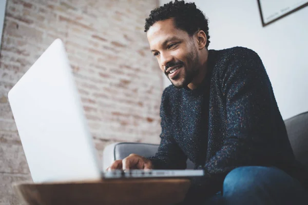 Africano homem digitando no laptop — Fotografia de Stock