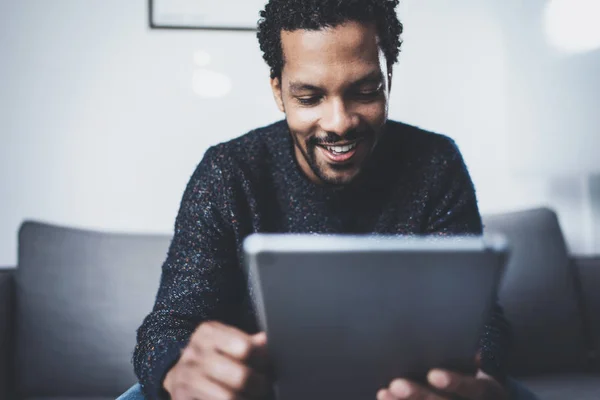 Homem Africano usando Tablet — Fotografia de Stock