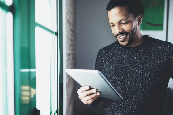 Homem Africano usando Tablet — Fotografia de Stock