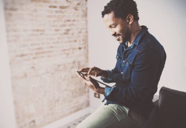 Afrika kökenli Amerikalı adam tablet kullanma