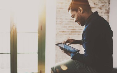 Afrika kökenli Amerikalı adam tablet kullanma