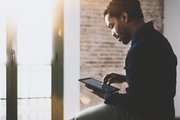 Afrikanischer Amerikaner mit Tablette — Stockfoto