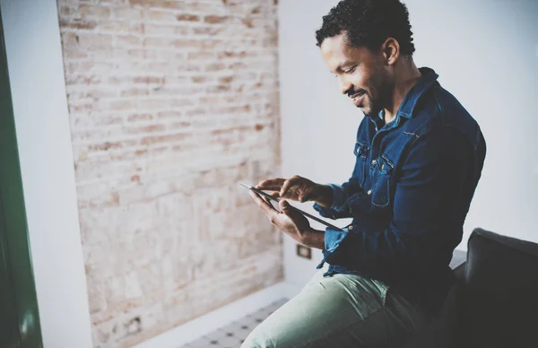 Afrikanischer Amerikaner mit Tablette — Stockfoto