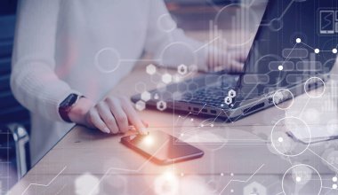 cep telefonu ve dizüstü bilgisayar kullanan kadın