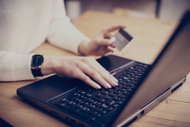 Online alışveriş yapma kadın