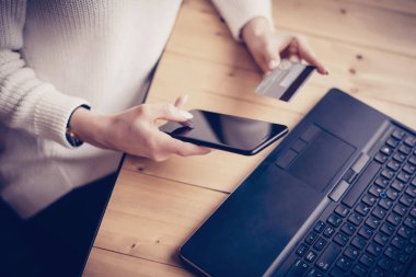 Online alışveriş yapma kadın