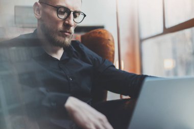 Modern ofiste çalışan iş adamı