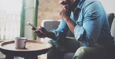 Afrika adam akıllı telefon kullanma