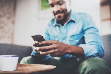 Afrika adam akıllı telefon kullanma