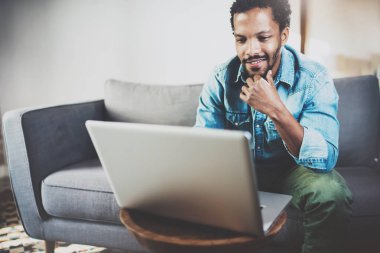 Laptop kullanan Afrikalı adam