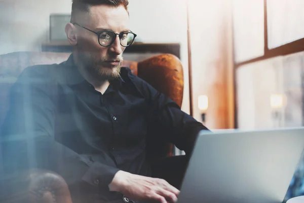 Geschäftsmann arbeitet im Büro — Stockfoto