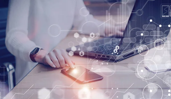 Frau benutzt Handy und Laptop — Stockfoto