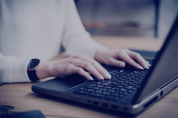 Vrouw werkt op laptop — Stockfoto