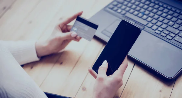 Woman making online shopping — Stock Photo, Image