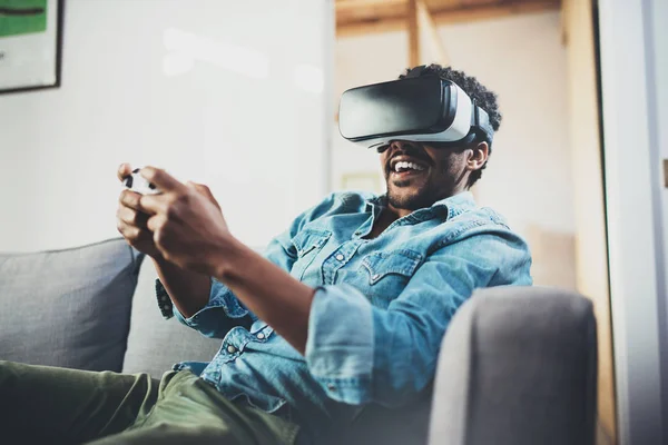 Afrikaanse man genieten van virtuele bril — Stockfoto