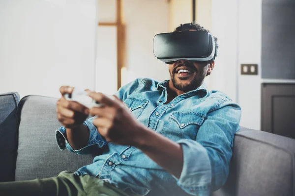 Afrikaner genießt virtuelle Brille — Stockfoto