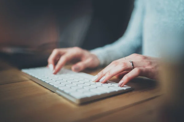 Mãos femininas digitando no teclado — Fotografia de Stock