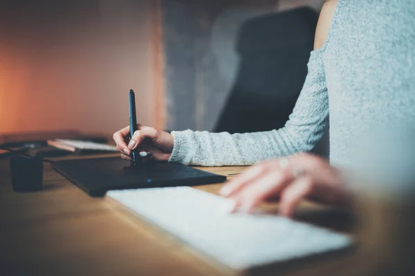 Manos femeninas escribiendo en el teclado — Foto de Stock