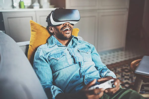 Hombre africano disfrutando de gafas virtuales —  Fotos de Stock