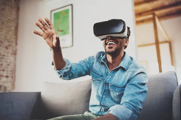 Afrikanska mannen njuter virtuella glasögon — Stockfoto