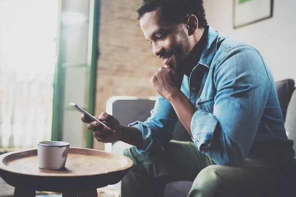 Homem africano usando smartphone — Fotografia de Stock