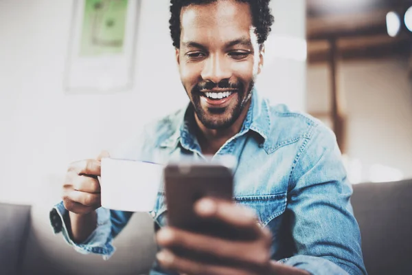 Africano hombre teniendo conversación —  Fotos de Stock