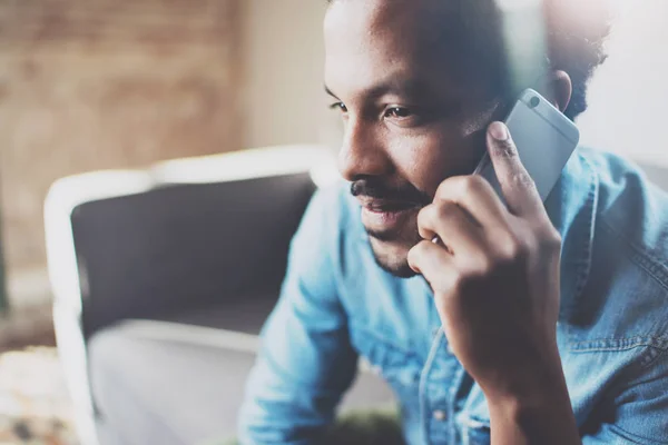 Africano hombre teniendo conversación —  Fotos de Stock