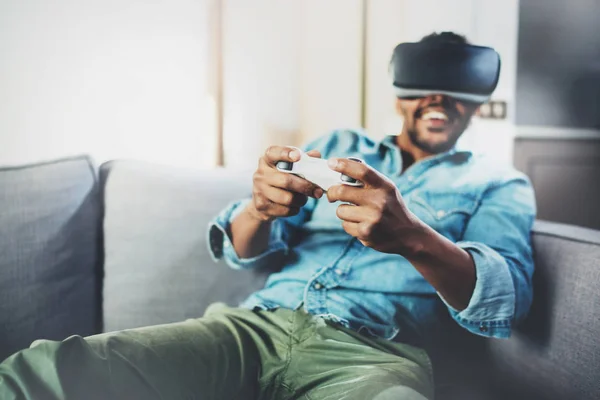 Hombre africano disfrutando de gafas virtuales — Foto de Stock