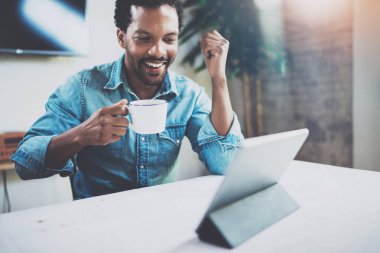 Görüntülü konuşma sahip Afrika adam