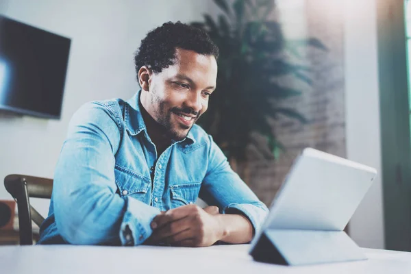 Africano homem ter vídeo conversa — Fotografia de Stock