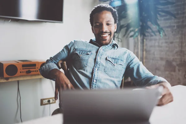 Afrikaner mit Videoanruf — Stockfoto