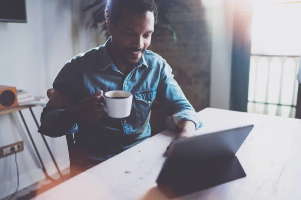 Africano hombre teniendo vídeo conversación —  Fotos de Stock