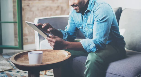 Homem Africano usando Tablet — Fotografia de Stock