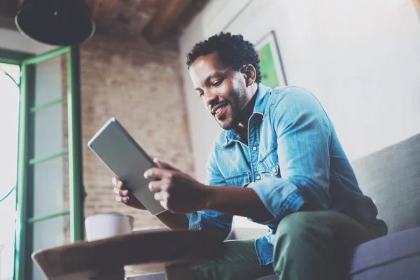 Homem Africano usando Tablet — Fotografia de Stock