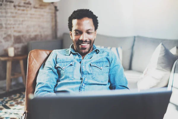 Afrikaner mit Laptop — Stockfoto