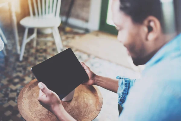 Hombre africano usando tableta —  Fotos de Stock