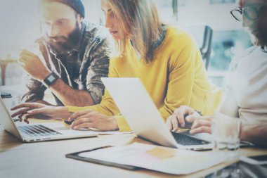 İş arkadaşlarınızla birlikte modern coworking ofisinde çalışan genç takım. Meslektaşı ile yeni başlangıç projesi hakkında konuşan sakallı adam. İş adamları kavramı beyin fırtınası. Yatay, bulanık.