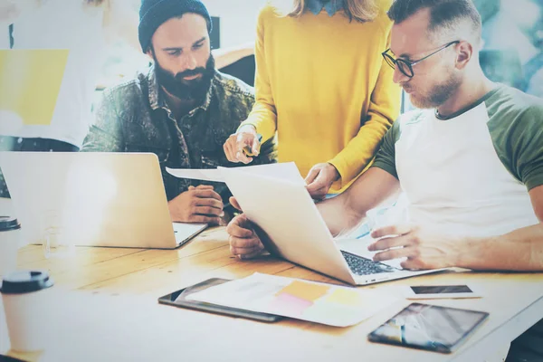 Concepto de presentación nuevo proyecto de negocio.Grupo de jóvenes compañeros de trabajo discutiendo ideas entre sí en la oficina moderna.Horizontal, fondo borroso . — Foto de Stock