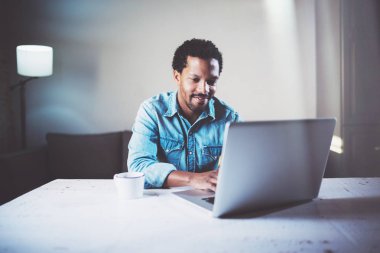 Dizüstü bilgisayarda çalışma memnun sakallı adam