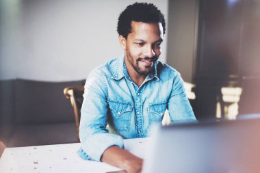 Dizüstü bilgisayarda çalışan sakallı adam gülümseyen 