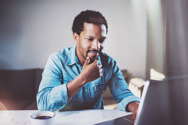 Sorrindo barbudo homem trabalhando no laptop — Fotografia de Stock