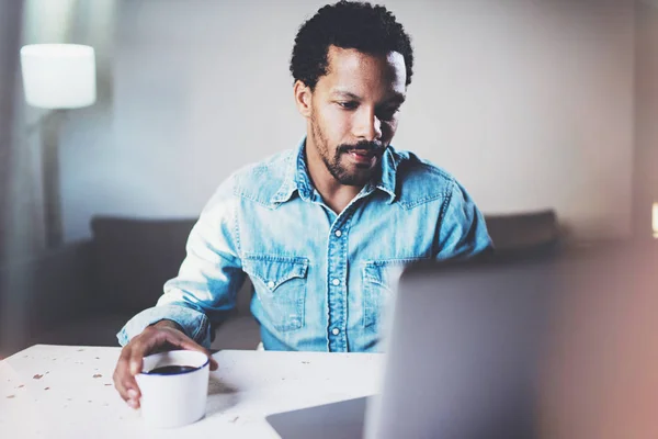 Nachdenklicher bärtiger Mann arbeitet am Laptop — Stockfoto