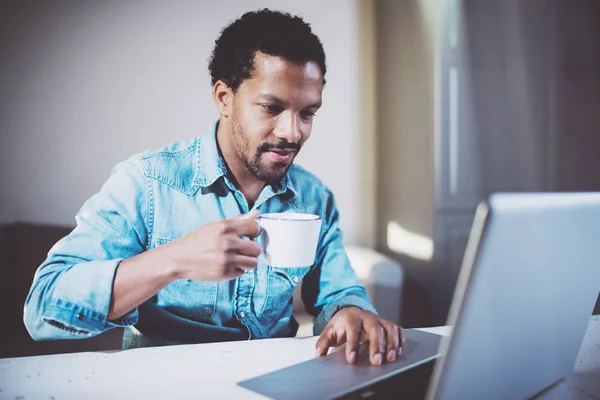 Lächelnder bärtiger Mann arbeitet am Laptop — Stockfoto