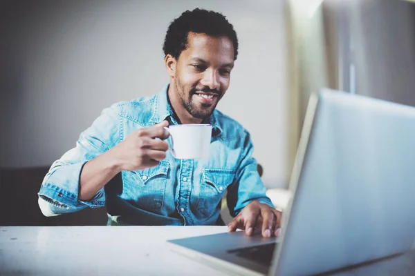 Homme barbu souriant travaillant sur ordinateur portable — Photo